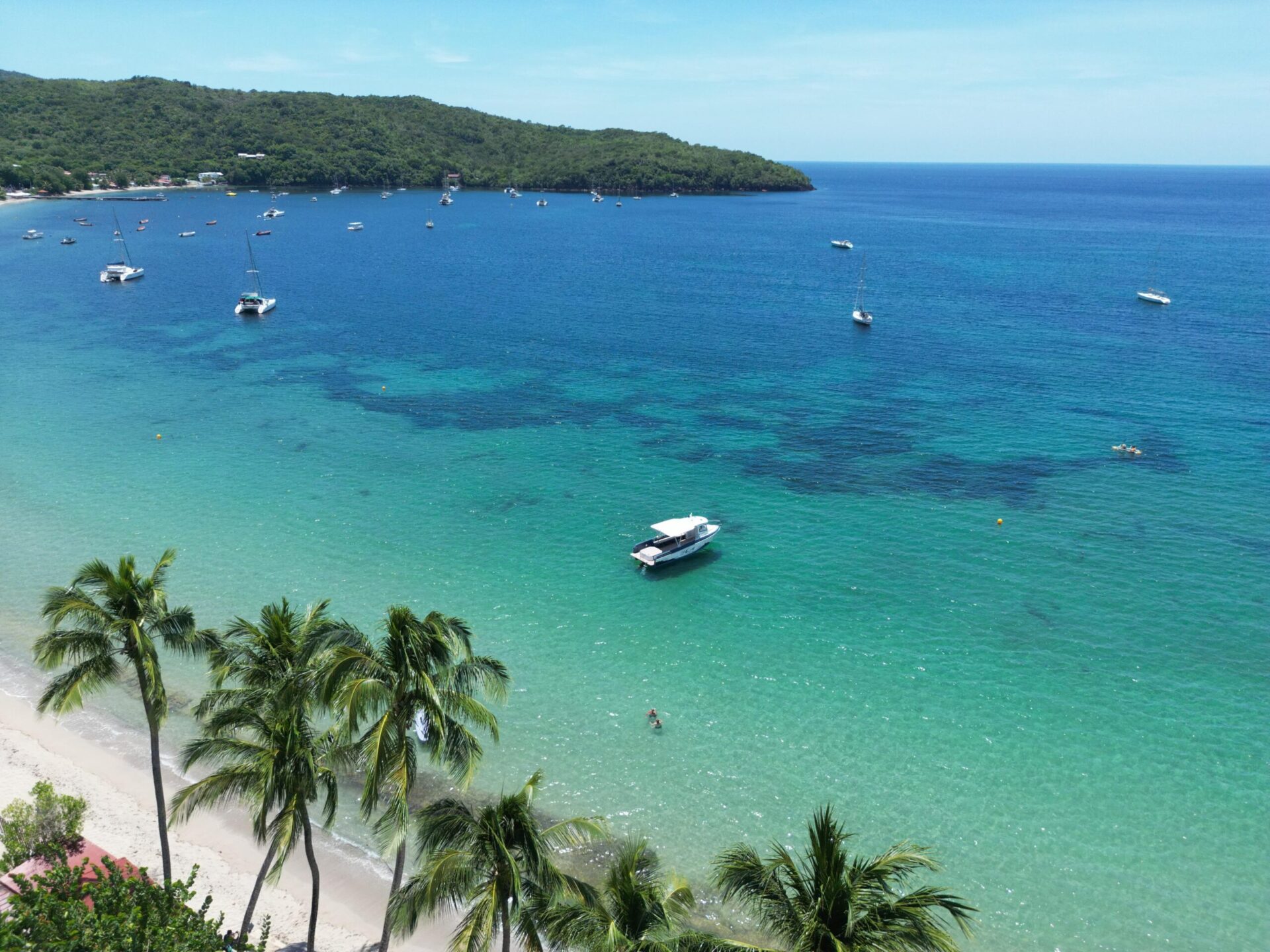 Vue aérienne du bateau O Fil de l’Eau sur la baie de Grande Anse d’Arlet, en Martinique